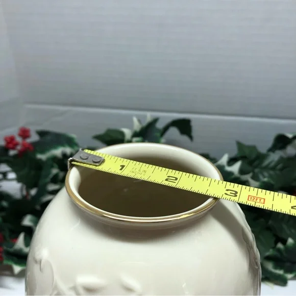 Lenox Ivory Porcelain 7.25”H Vase With Embossed Iris Flowers Good Trim EUC USA - Picture 6 of 9